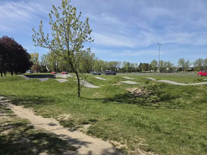 Widok trasy pumptracku w stronę ulicy Stoczniowc&oacute;w