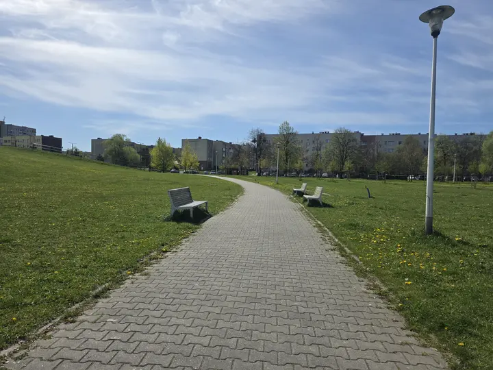 Aleja parkowa, po lewej tzw."G&oacute;rka na K"