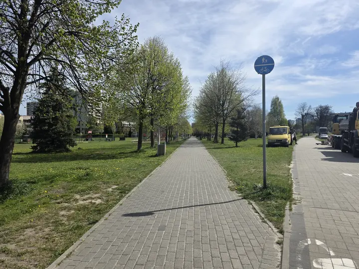 Ścieżka prowadząca w stronę placu zabaw oraz skateparku
