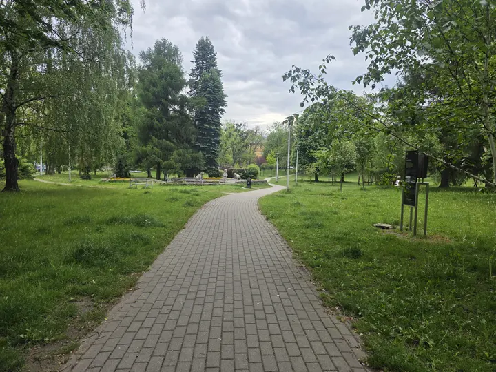 Aleja prowadząca do Niedźwiadk&oacute;w, po prawej stronie tablica informacyjna