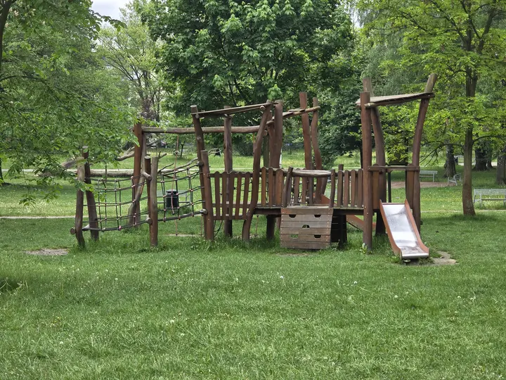Drewniany plac zabaw wśr&oacute;d zieleni