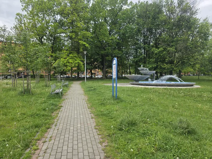 Aleja parkowa, po prawej stronie fontanna