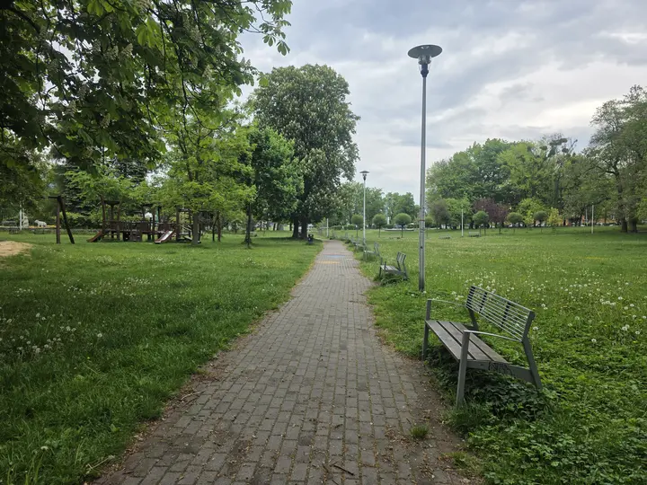 Po lewej stronie plac zabaw dla dzieci