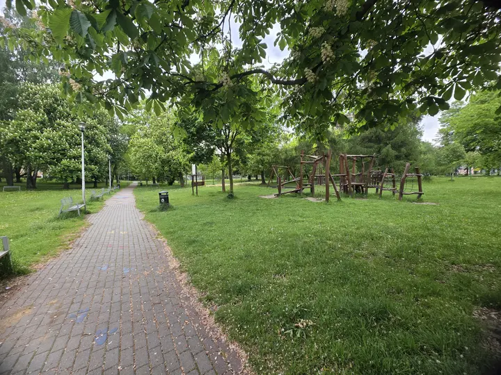 Po prawej stronie plac zabaw, na wybrukowanej alei kolorowe gry i zabawy dla dzieci