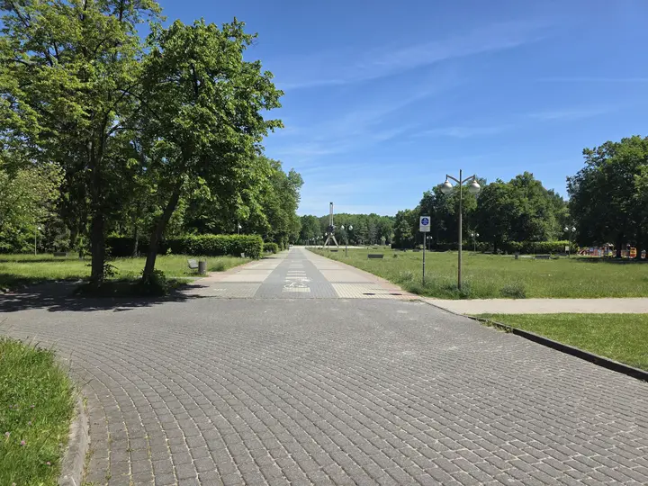 w oddali pomnik Walki i Pracy, tzw. Żyrafa