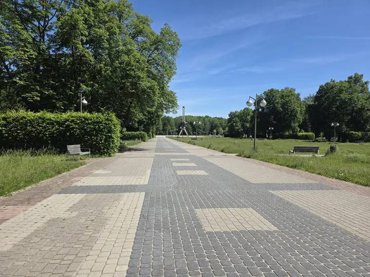 Promenada parkowa, widok w stronę ulicy Edukacji