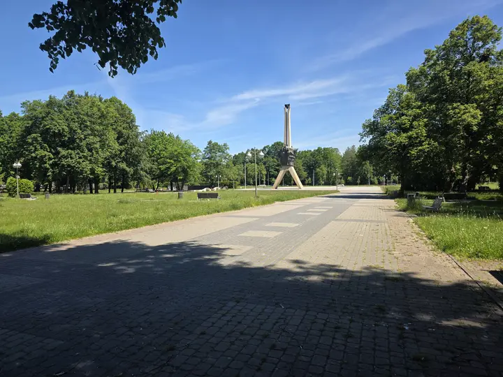 Parkowa promenada, widoczny pomnik
