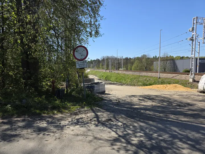 Uwaga teren budowy. Widok w kierunku remontowanego mostu