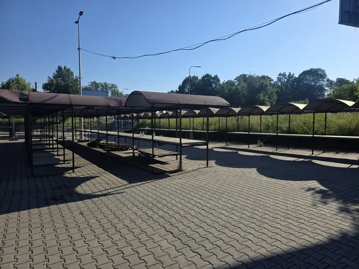 Widok pustych stragan&oacute;w na targu