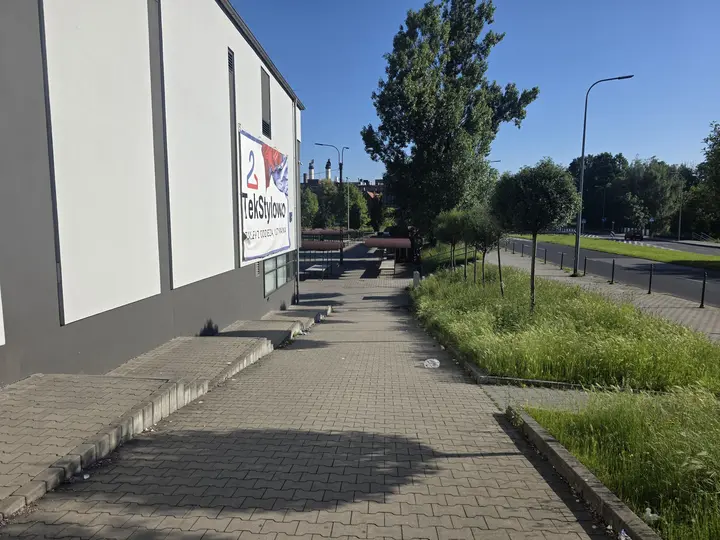 Wejście na targ od strony dyskontu spożywczego