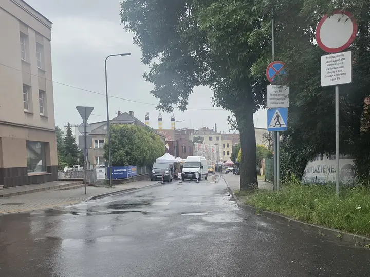 Sobota, dzień targowy, widok z ulicy Sienkiewicza na wyłączoną z ruchu ulicę Miarki