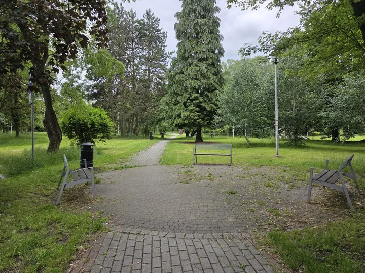 Widok na placyk w ławkami