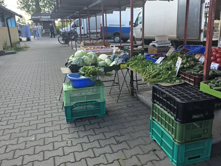 Stoisko z warzywami i owocami na targowisku w Starych Tychach