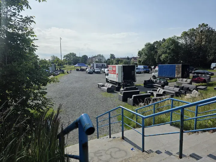 Widok na plac handlowy i parking po drugiej stronie al. Bielskiej w rejonie targowiska w Starych Tychach