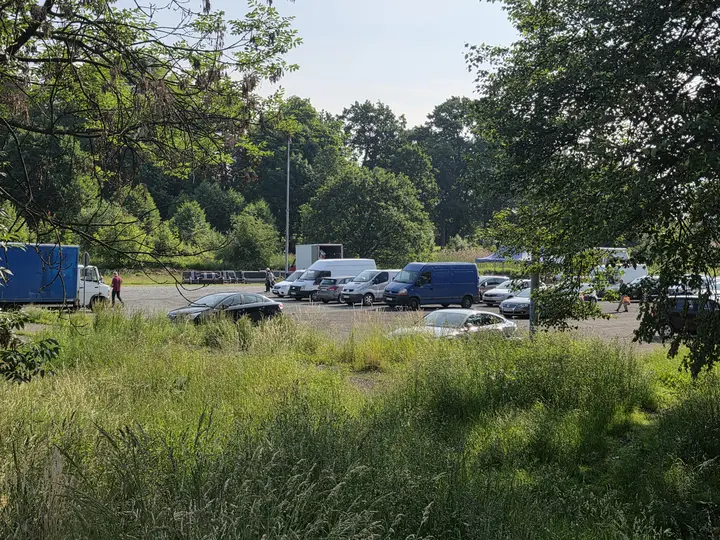 Parking i plac handlowy po drugiej stronie al. Bielskiej w pobliżu targowiska w Starych Tychach