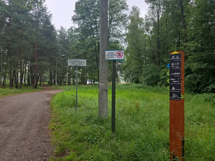 Widok drogowskazu od p&oacute;łnocnej strony jeziora