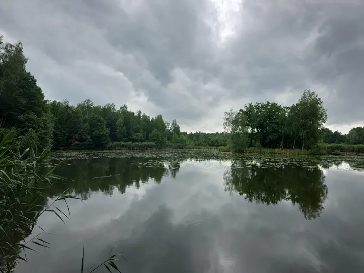 Jezioro w pochmurny i deszczowy poranek