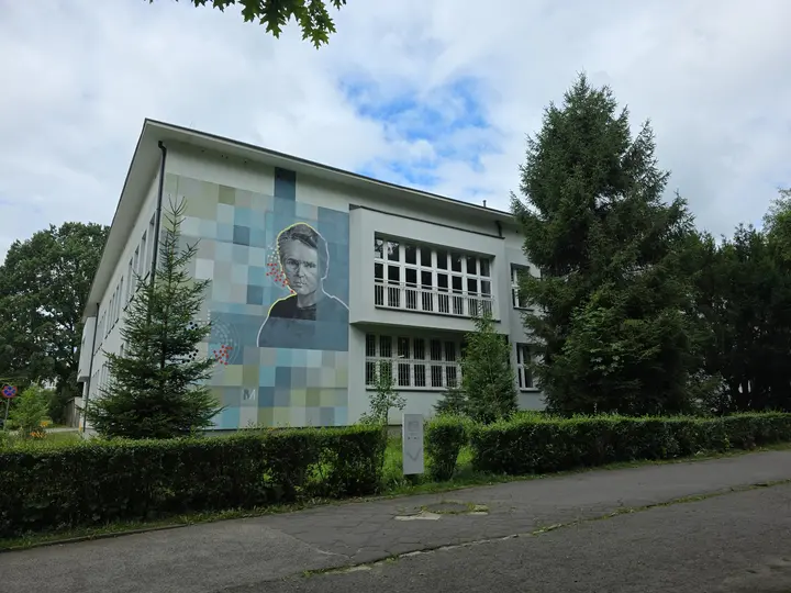 Mural Marii Skłodowskiej-Curie na budynku SP nr 11