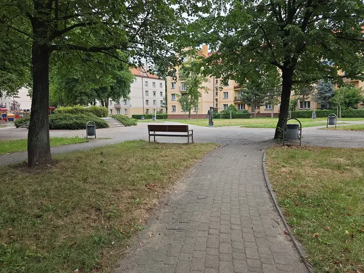 Aleja skweru prowadząca w kierunku rzeźby Alojza