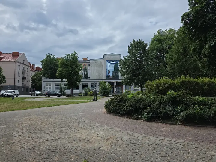 Fragment wybrukowanego placu na skwerze z rzeźbą &bdquo;Stary Alojz&rdquo;