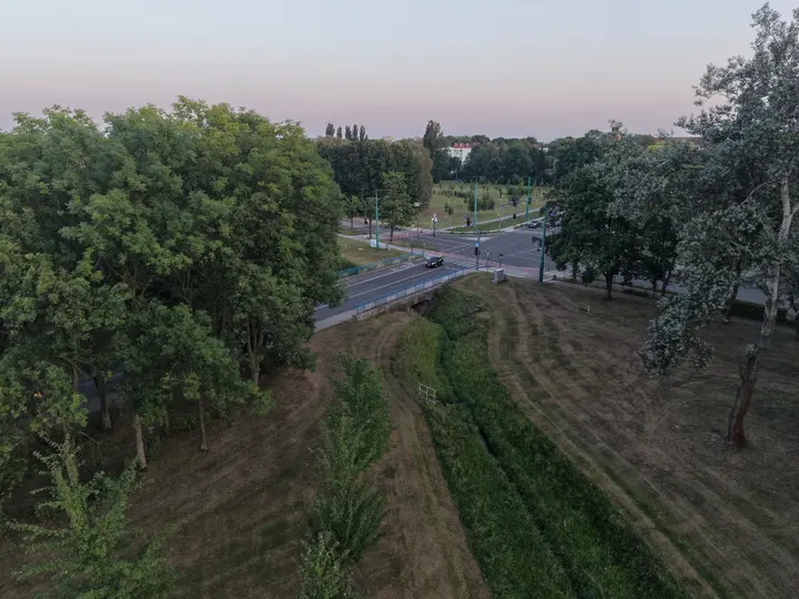 Skrzyżowanie ulic oraz widoczny w oddali skwer przy ulicy Burschego