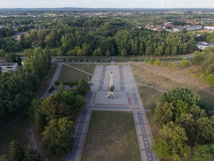 Pomnik dłuta Augustyna Dyrdy - jego faktyczna nazwa to Pomnik Walki i Pracy