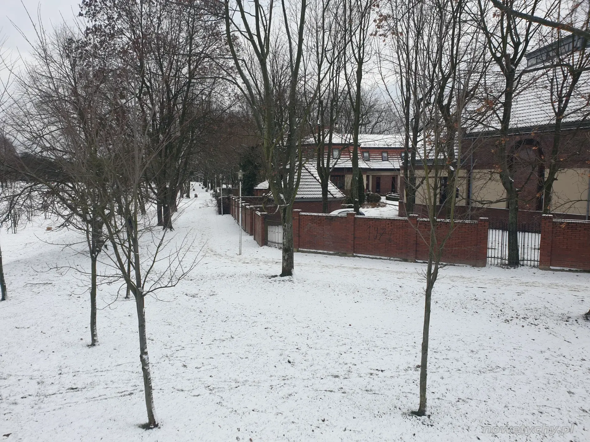 Widok na ścieżkę w parku za Kościołem Miłosierdzia Bożego