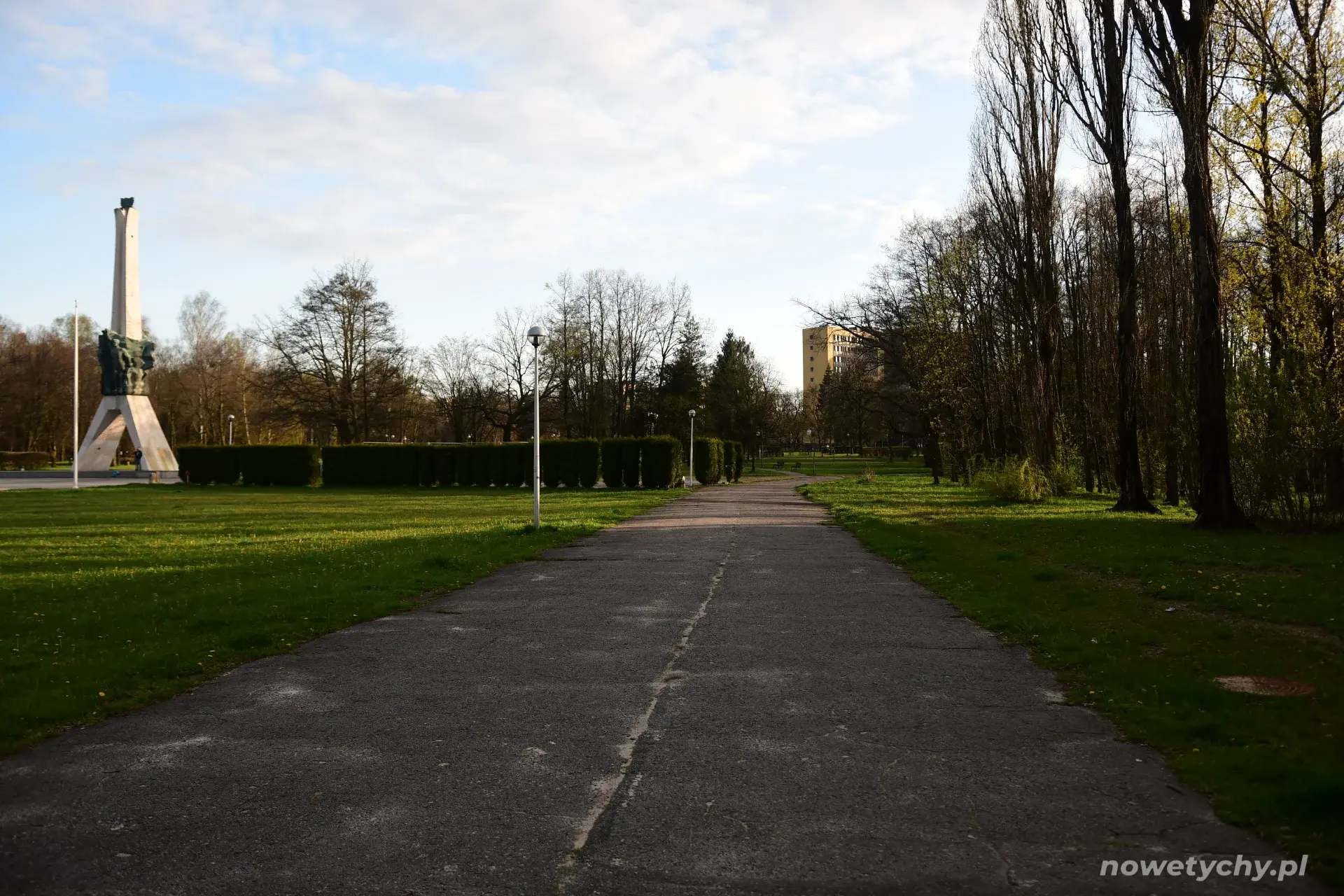 Pomnik Walki i Pracy (tzw. Żyrafa), aleja w stronę UM Tychy