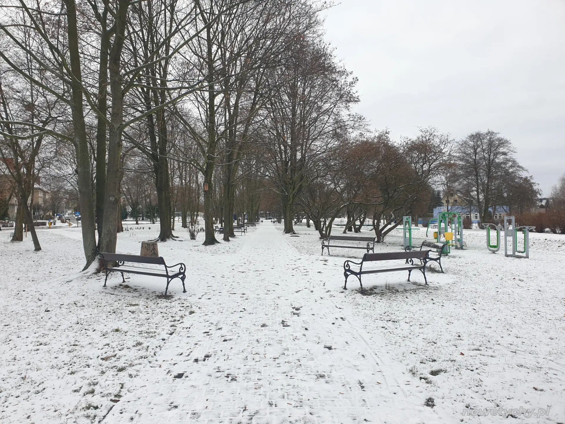 Widok na ławki oraz siłownię plenerową po prawej stronie