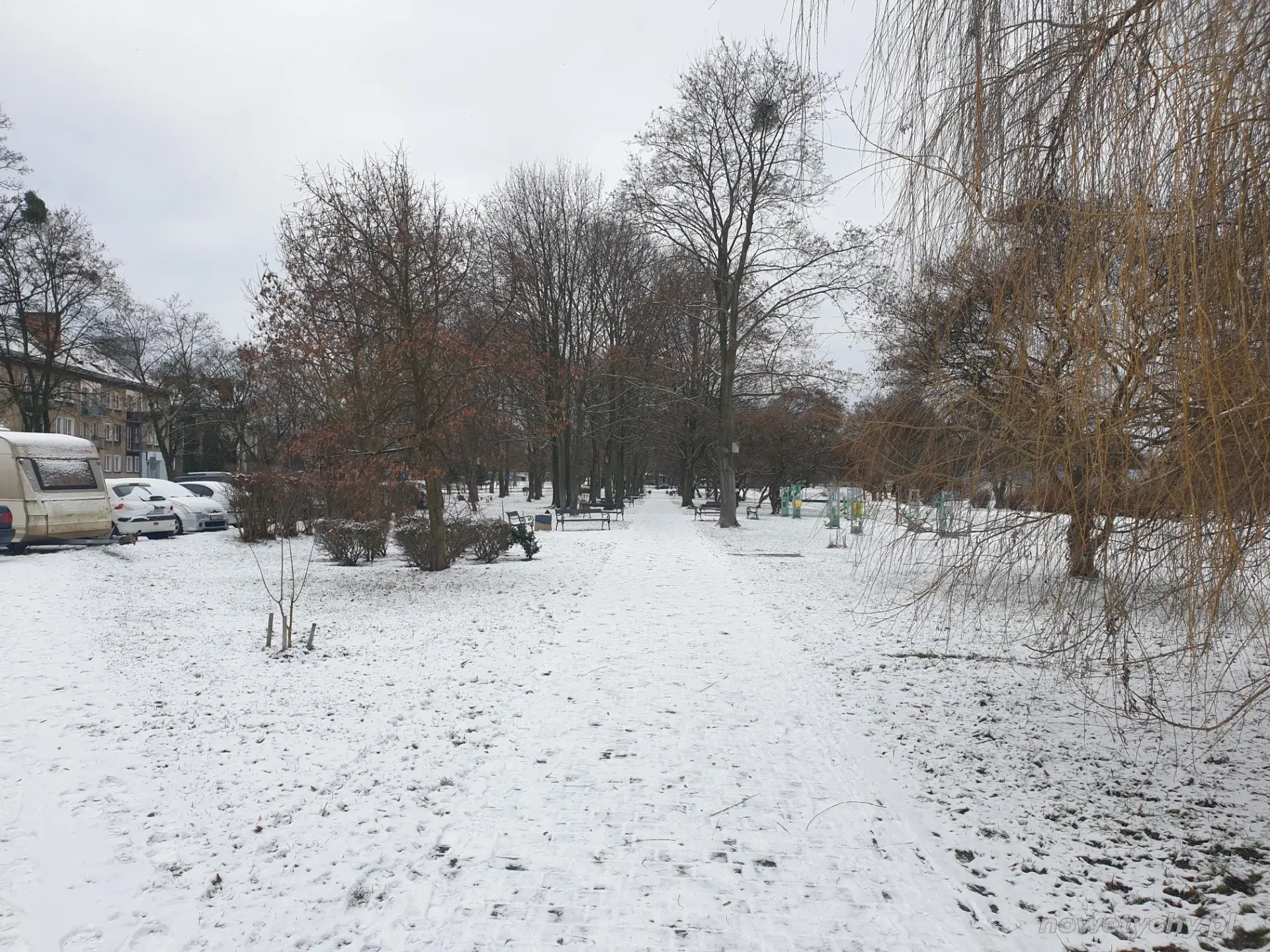 Po lewej stronie ulica Hlonda