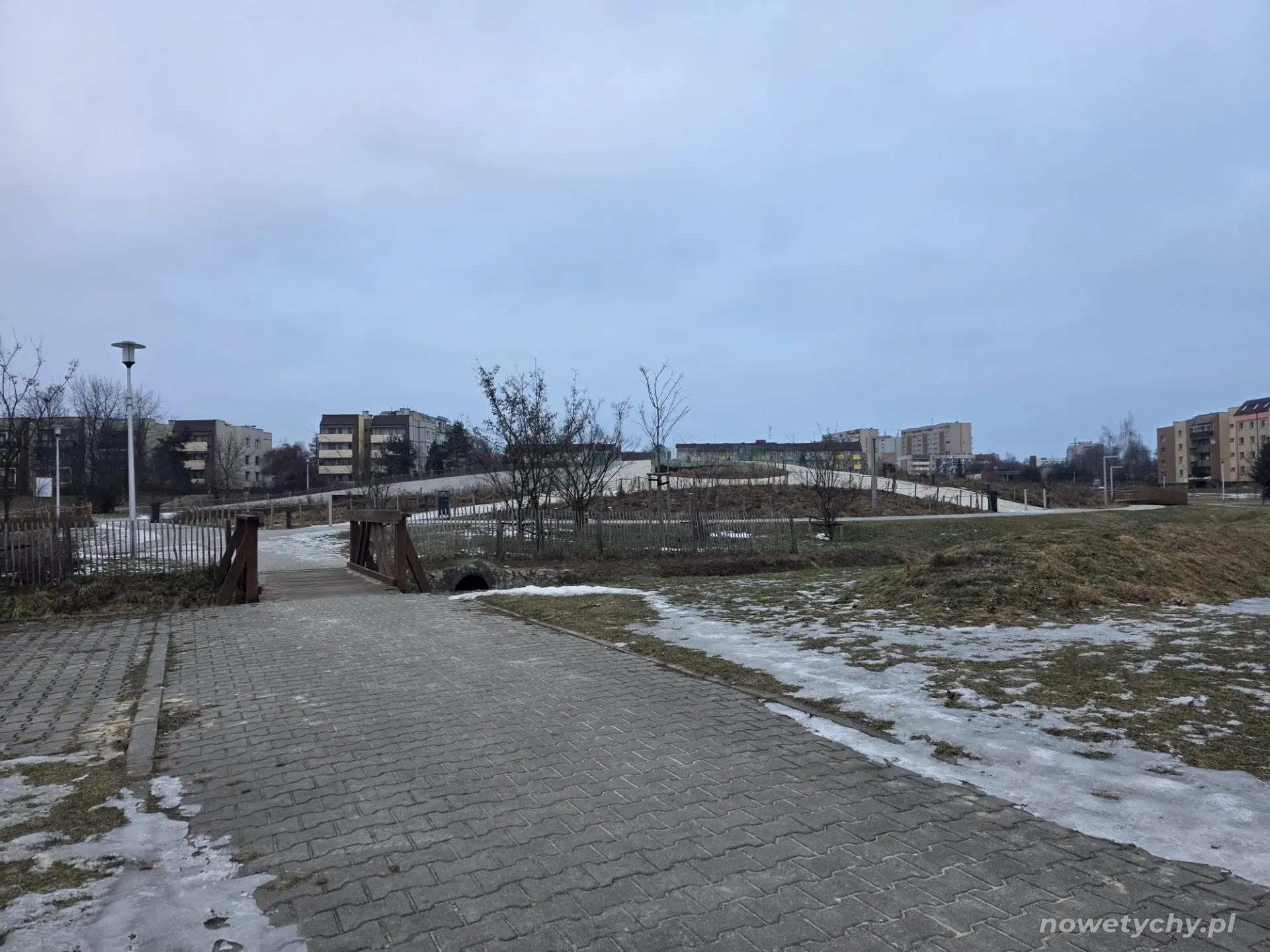 Aleja parkowa widok na punkt widokowy