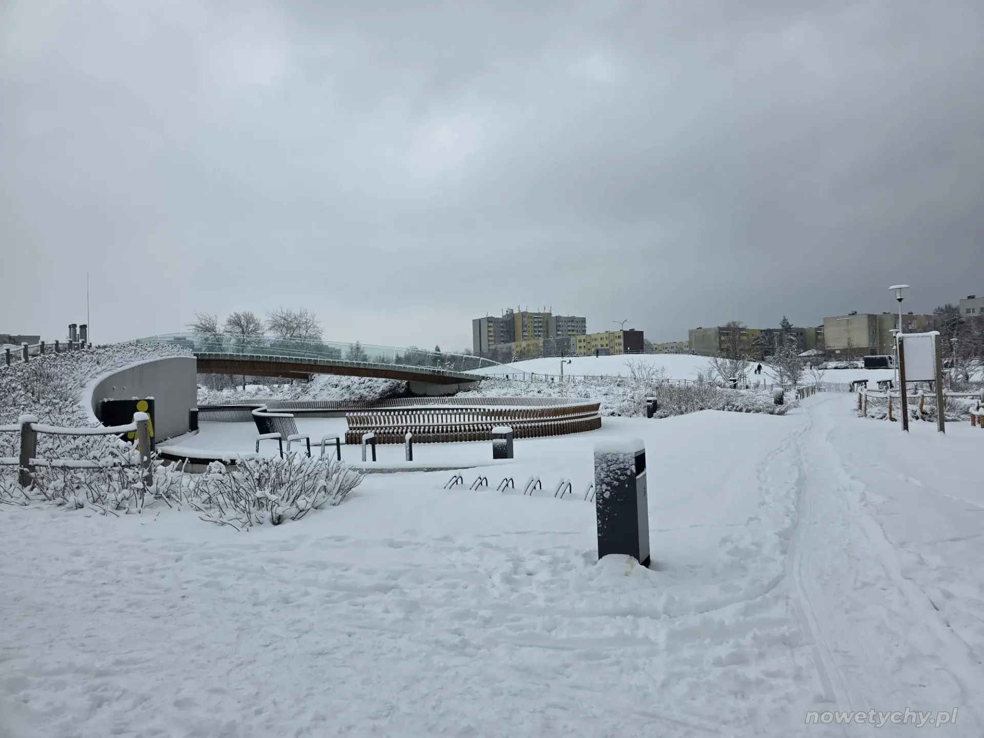 Punkt widokowy po lewej, w oddali g&oacute;rka saneczkowa