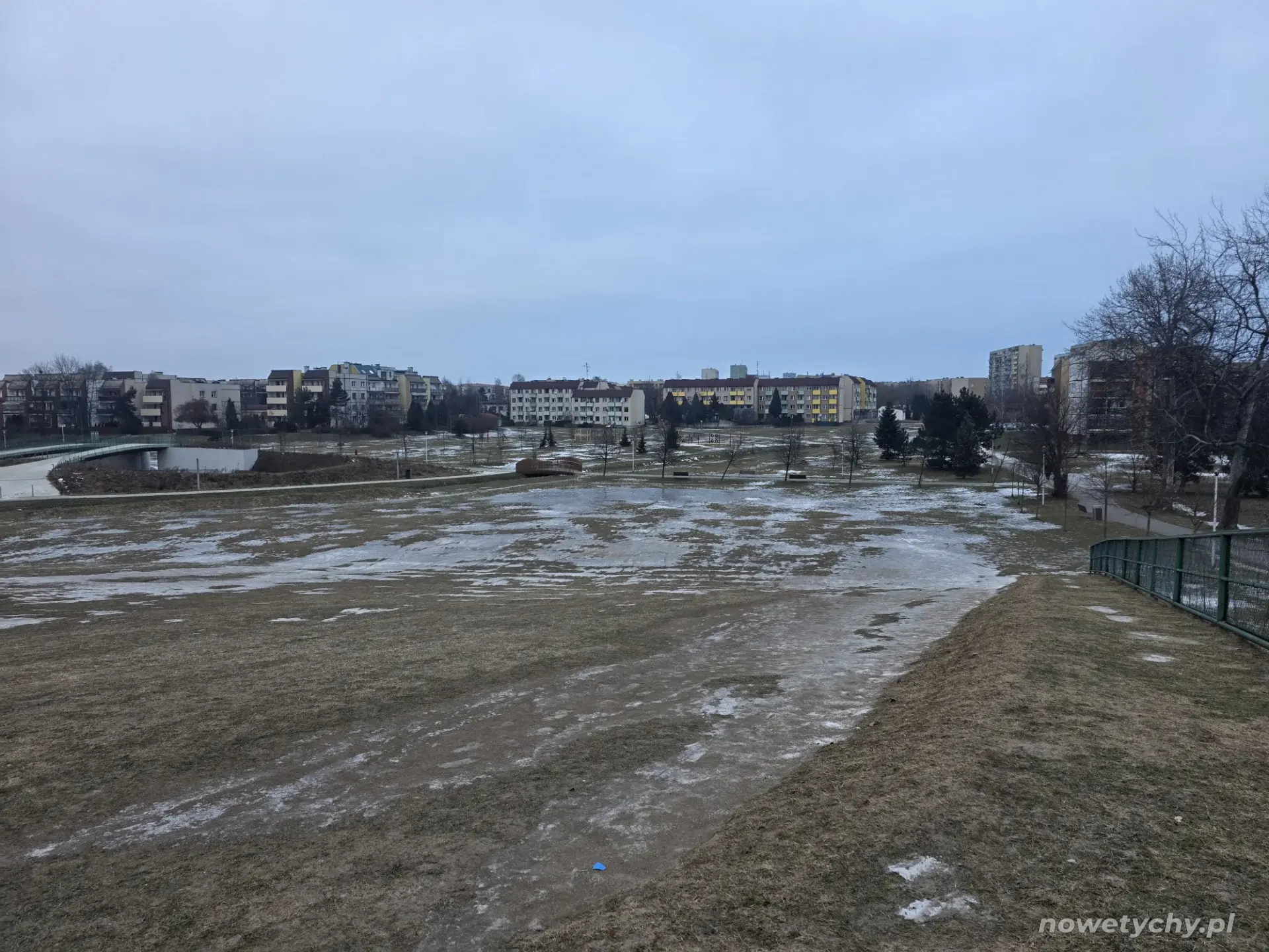Widok z g&oacute;rki saneczkowej w stronę ul. Hierowskiego. Park pokryty lodem.