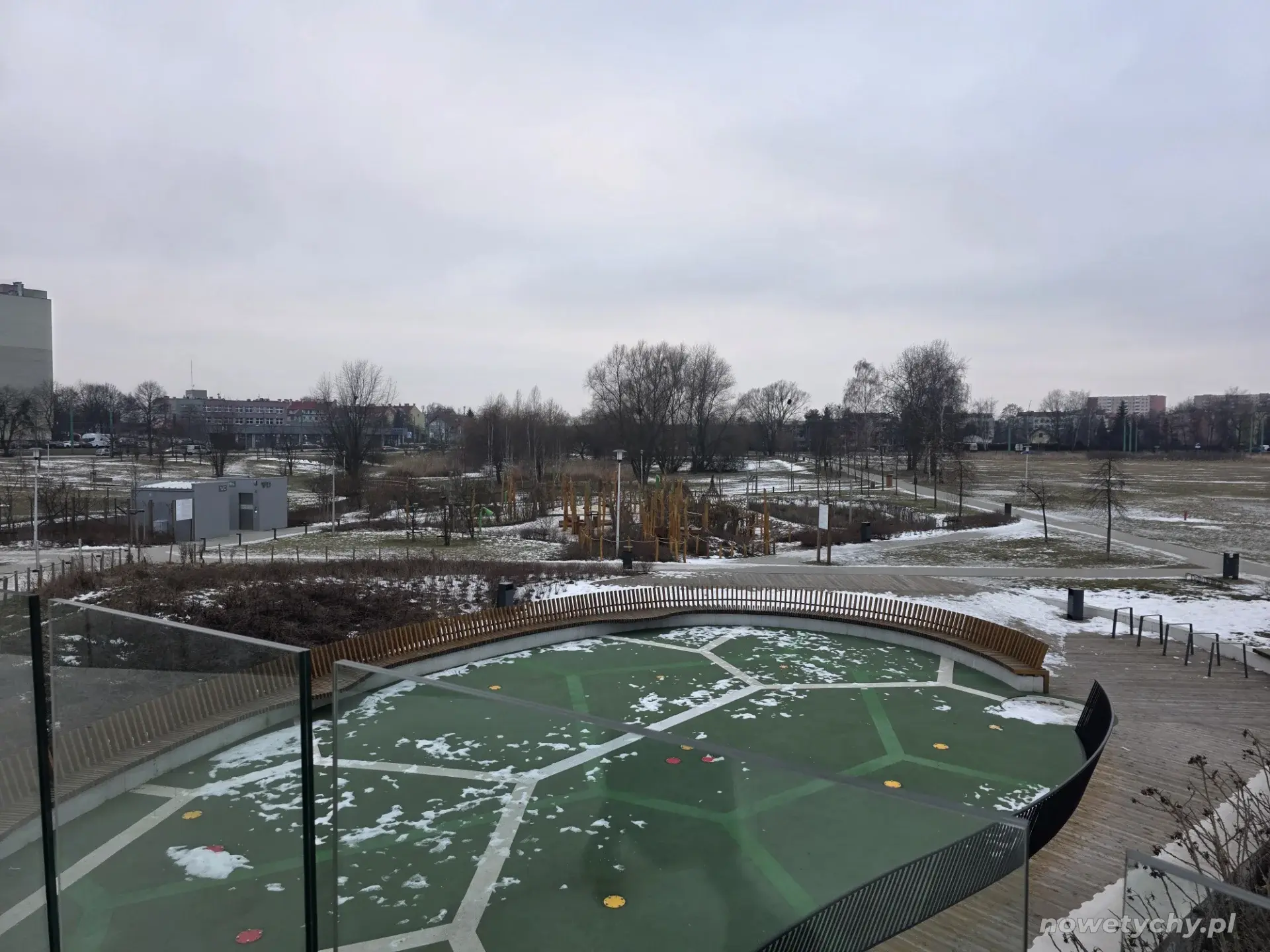 Widok na wodny plac zabaw