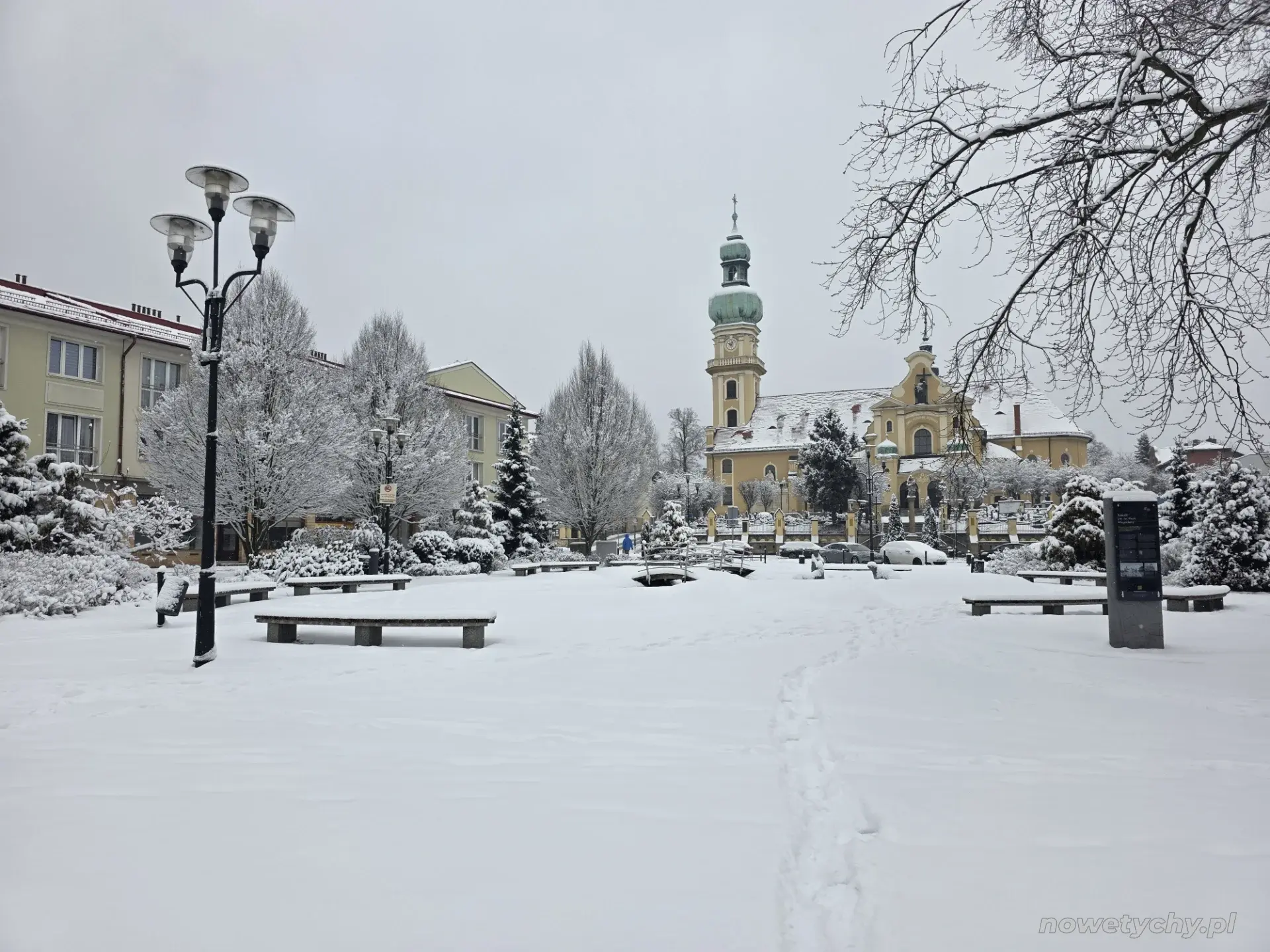 Rynek przykryty śniegiem