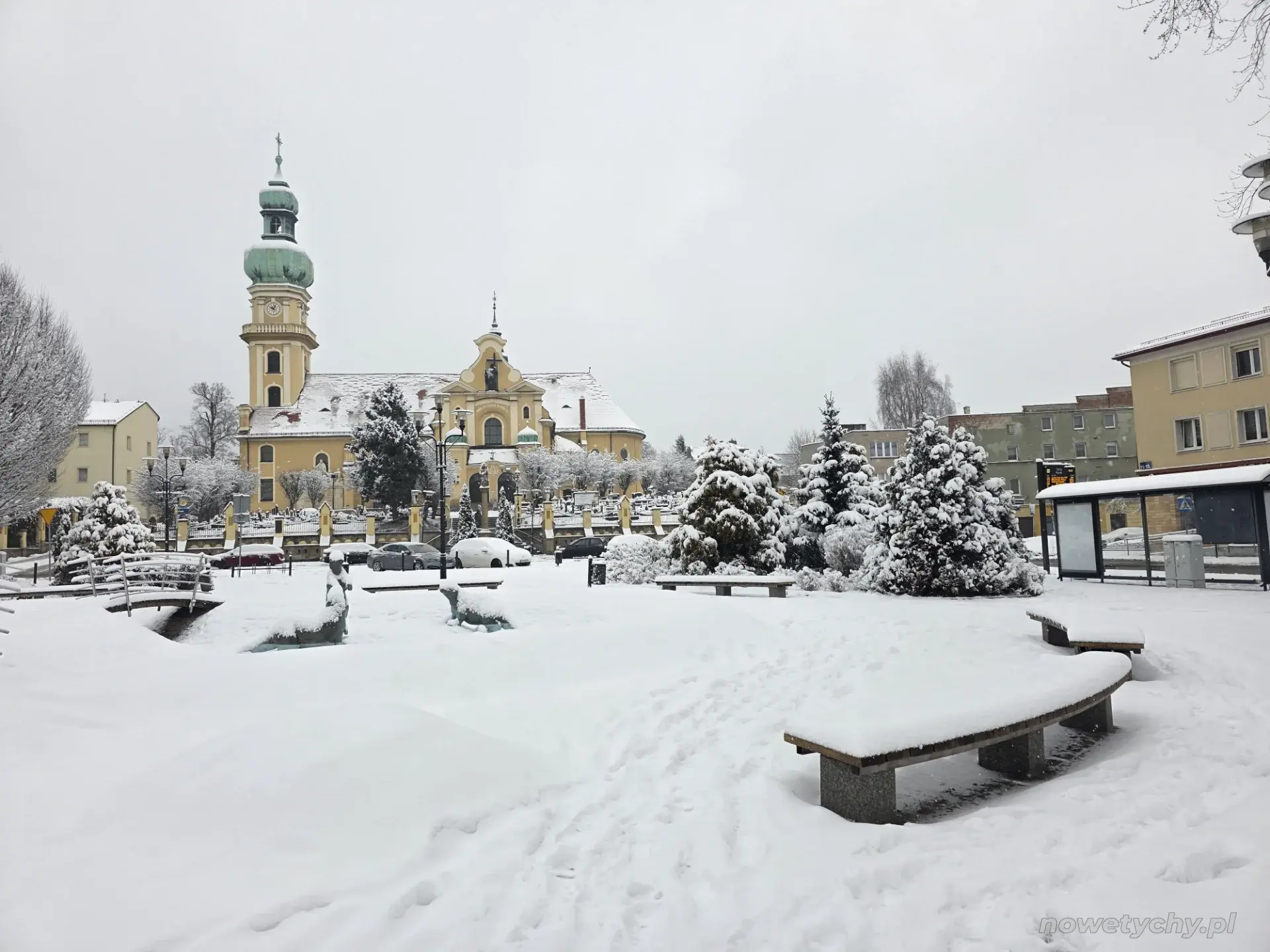 Widok na zaśnieżone ławki