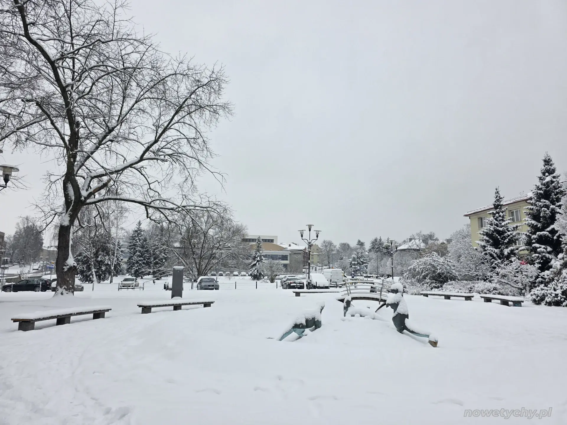 Fontanna przykryta śniegiem