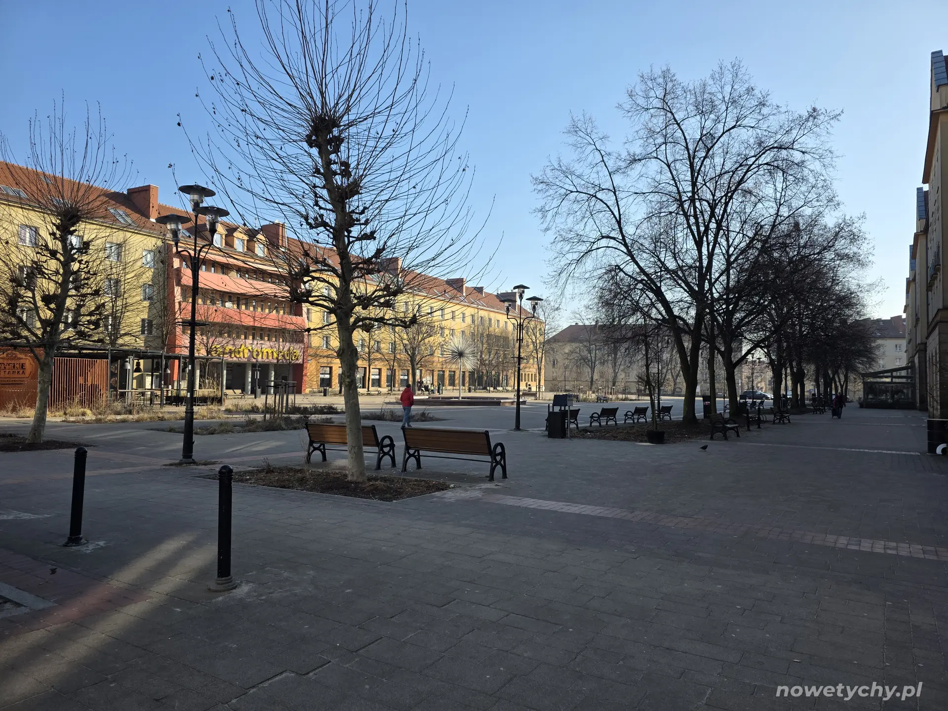 Widok od ulicy Bocheńskiego w stronę fontanny
