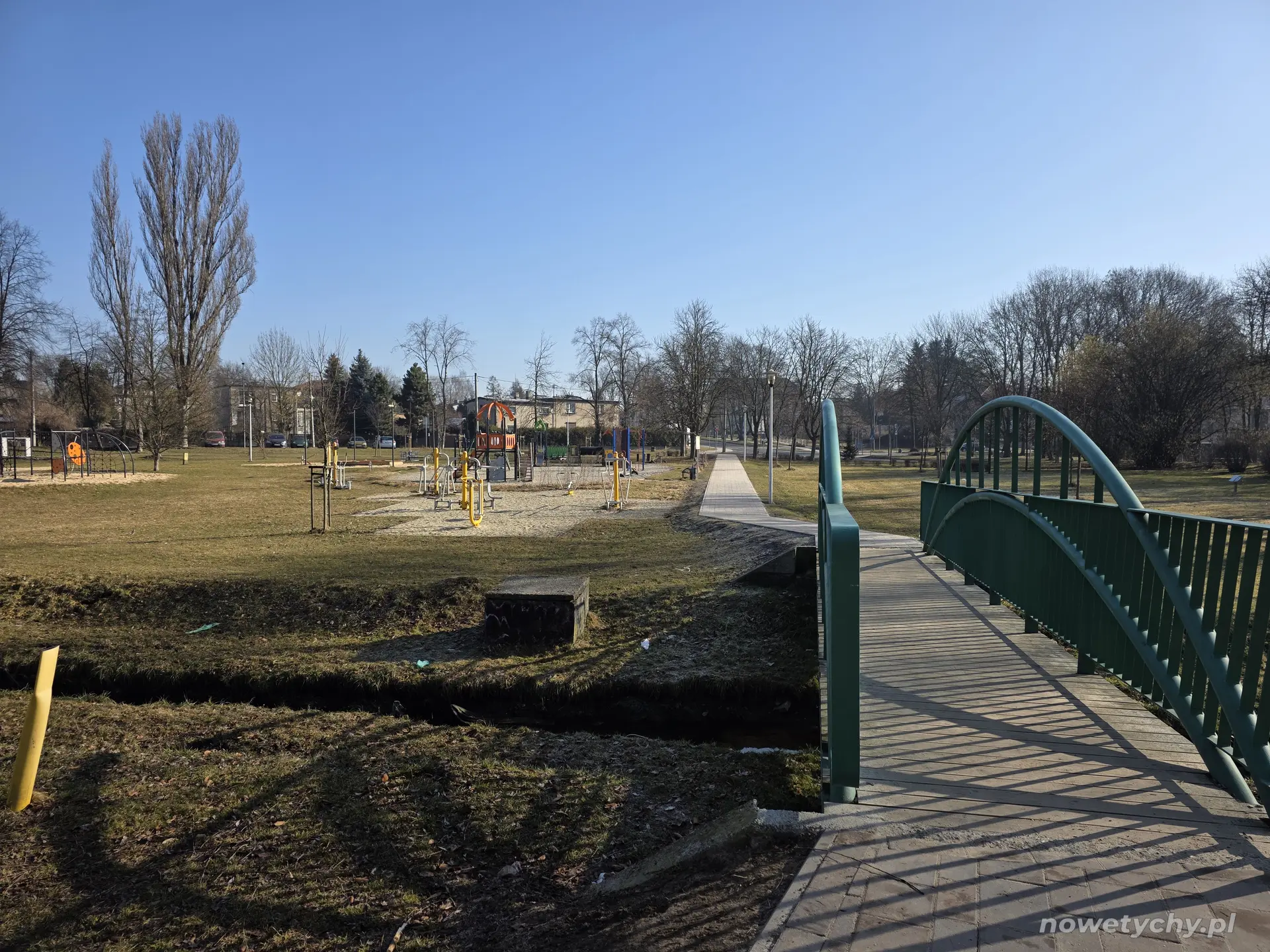 Widok na siłownię plenerową i plac zabaw