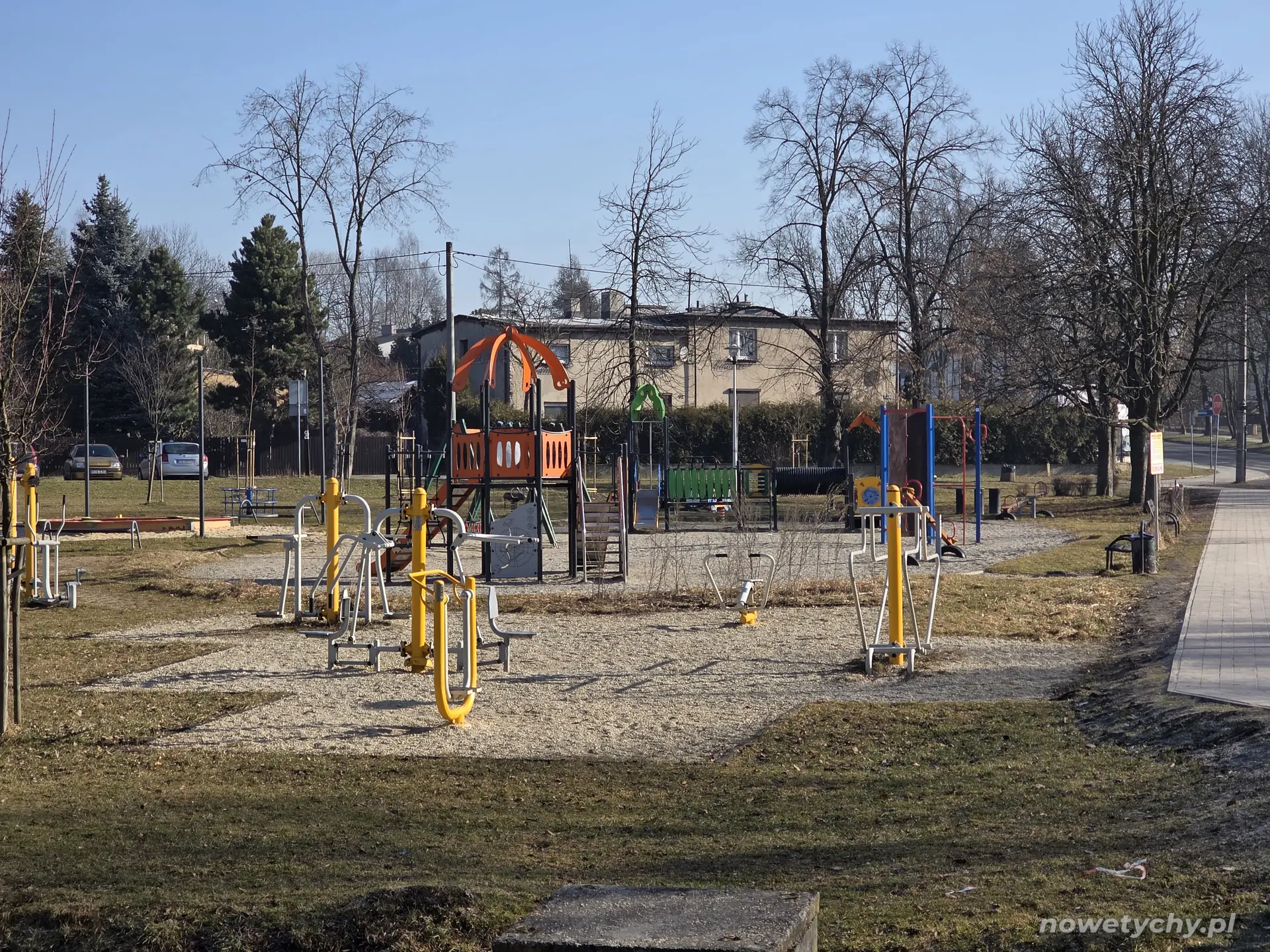 Widok na siłownię i plac zabaw