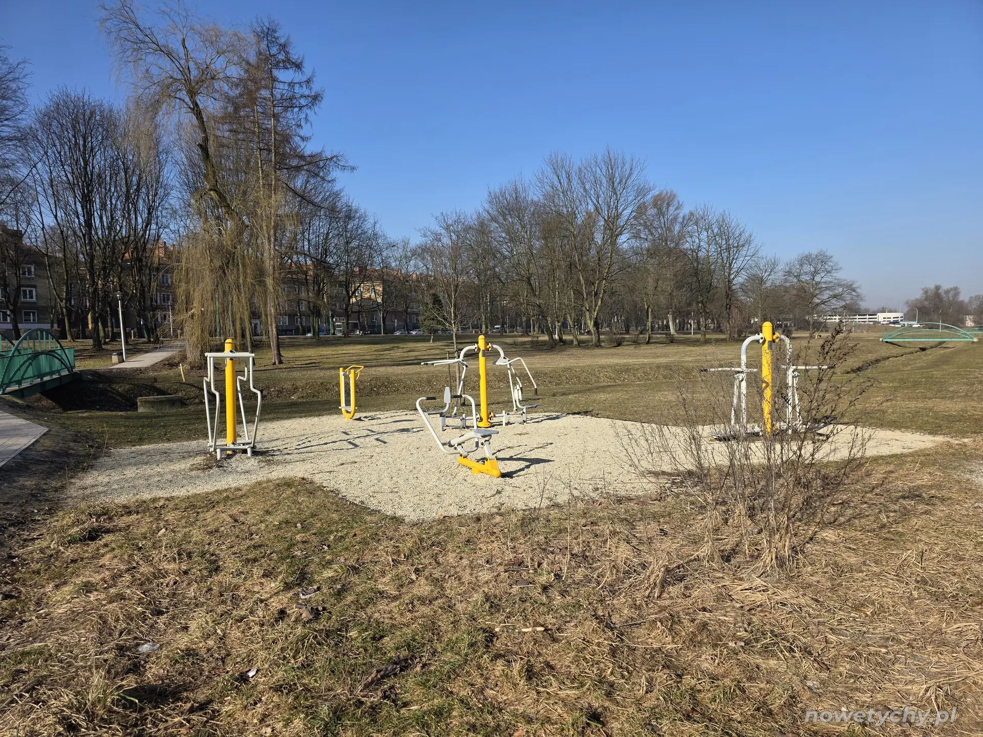 Widok na siłownię plenerową