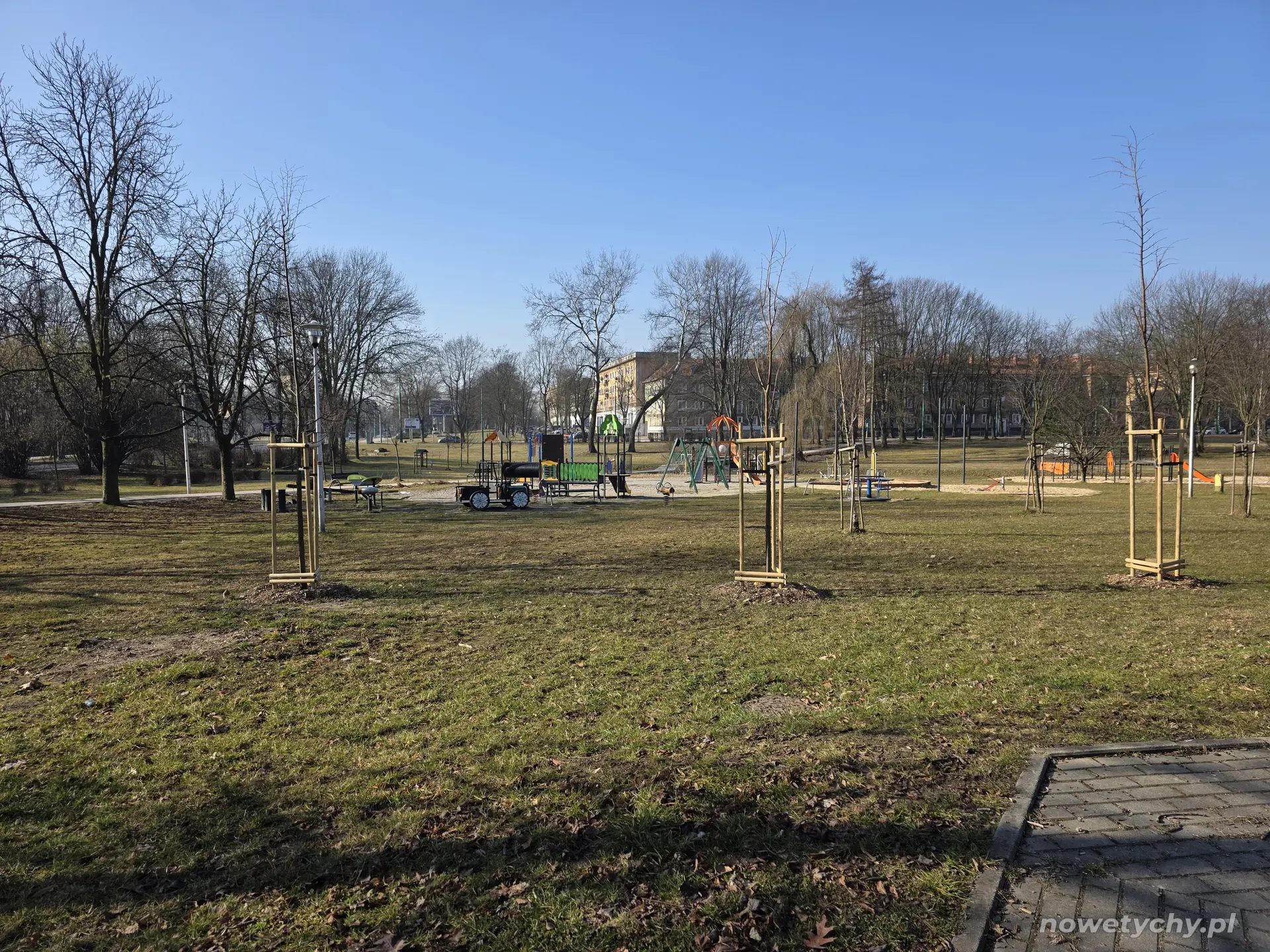 Widok na plac zabaw od ulicy Damrota