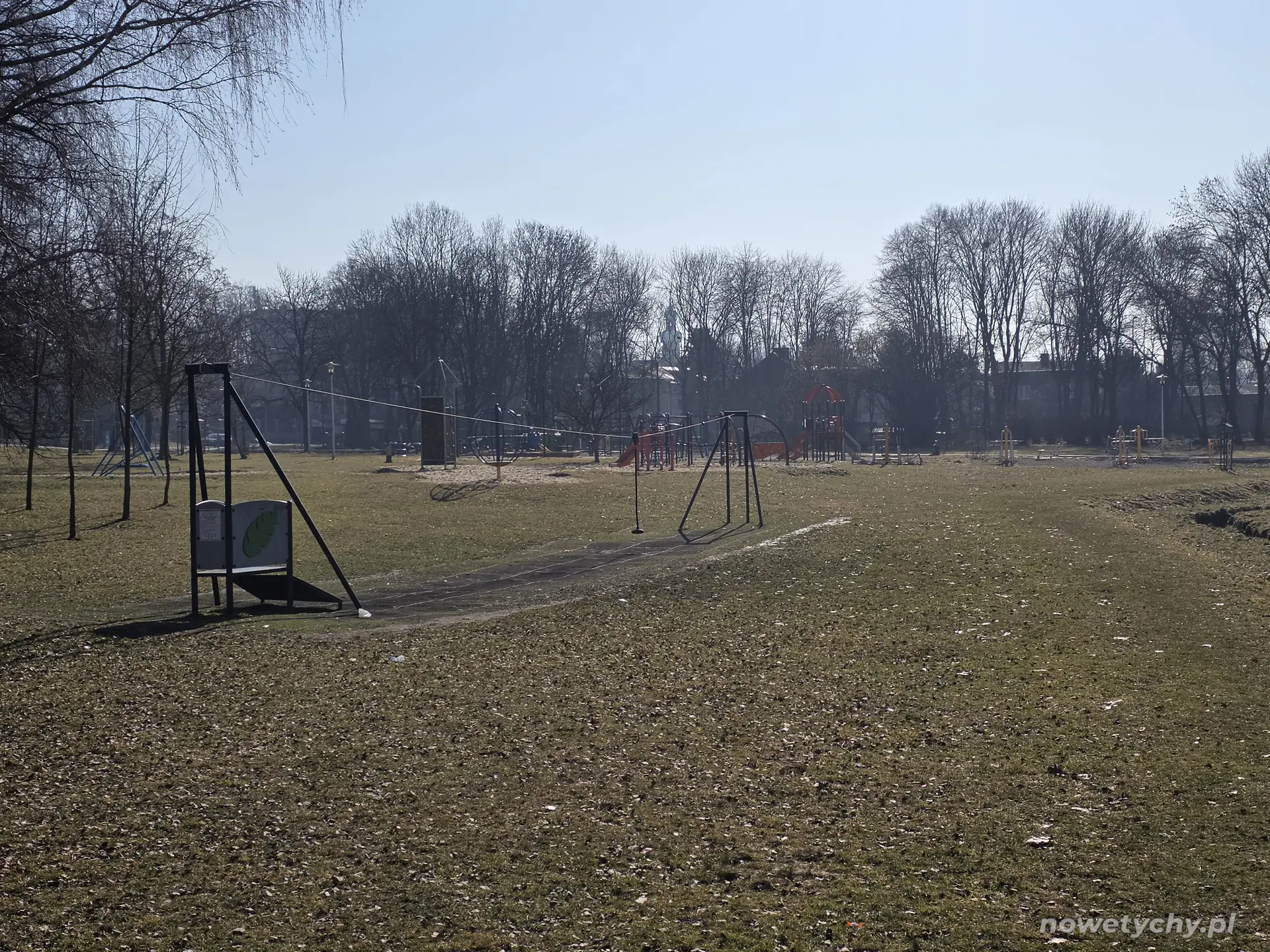 Tyrolka na placu zabaw. Widok w stronę ulicy Burschego