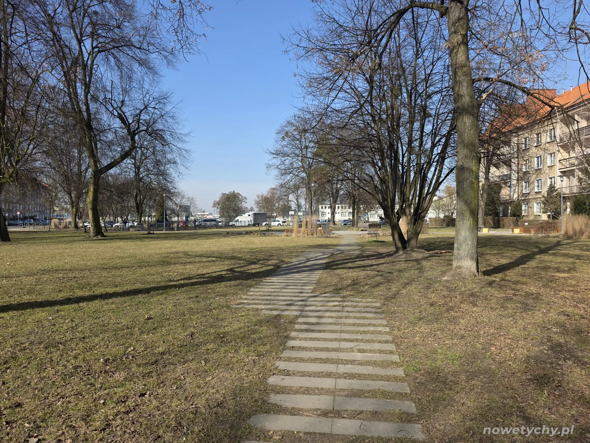 Ścieżka z luźno ułożonych płyt