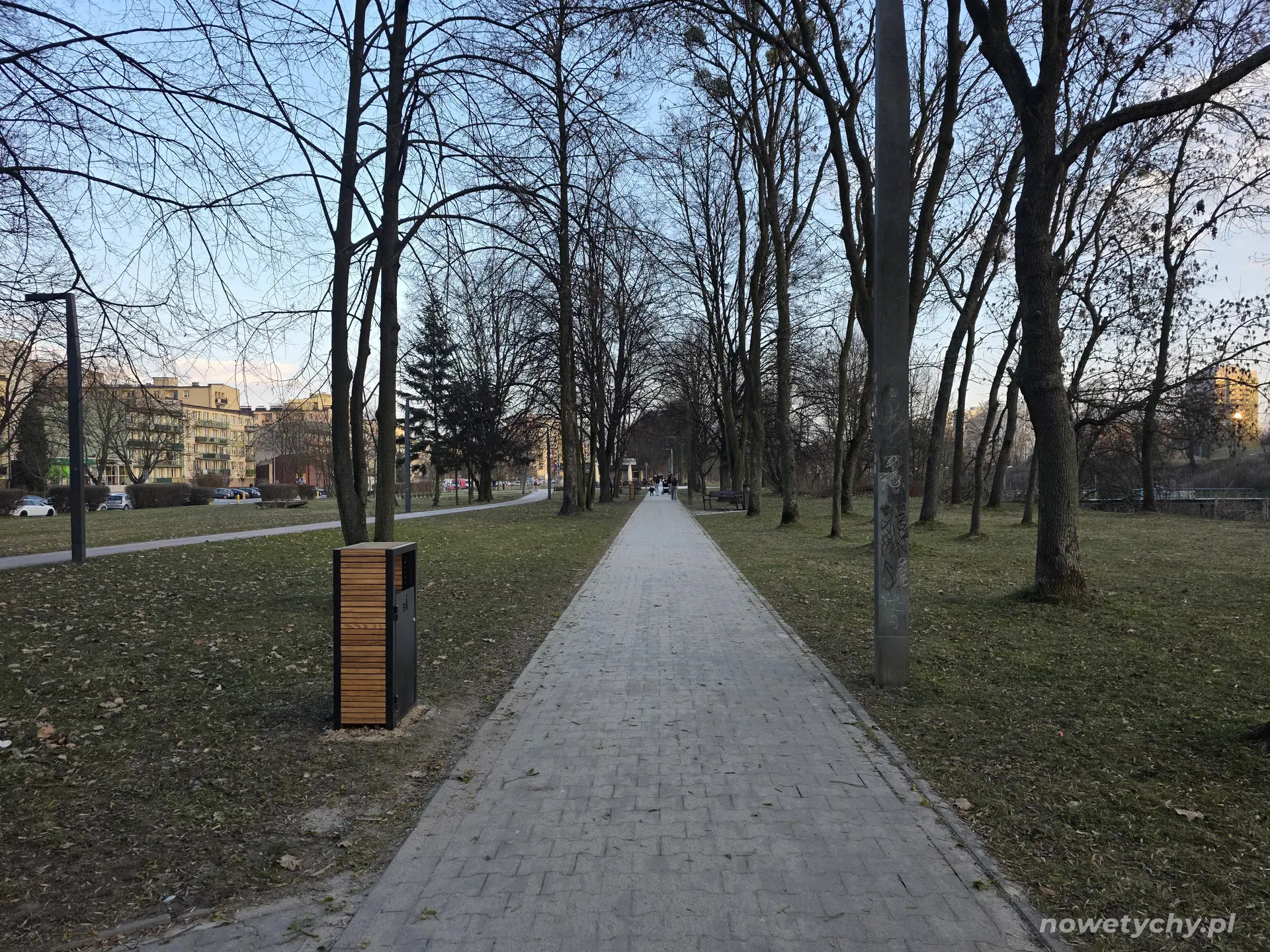 Gł&oacute;wna aleja skweru, widok od strony ulicy Grota-Roweckiego