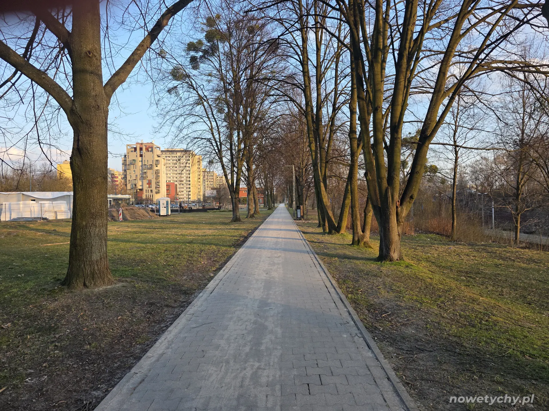 Gł&oacute;wna aleja skweru w oddali budynek Poczty Gł&oacute;wnej