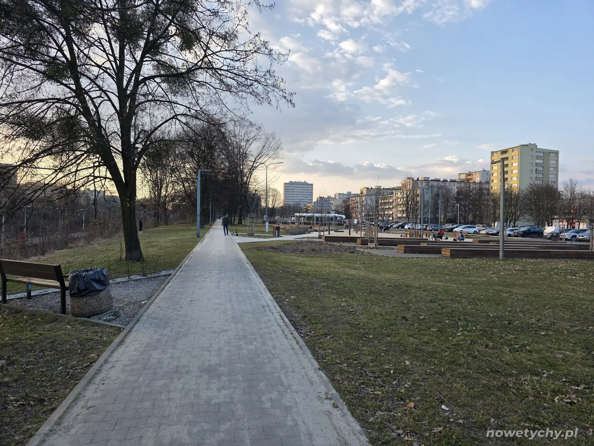 Gł&oacute;wna aleja skweru, po prawej plac zabaw