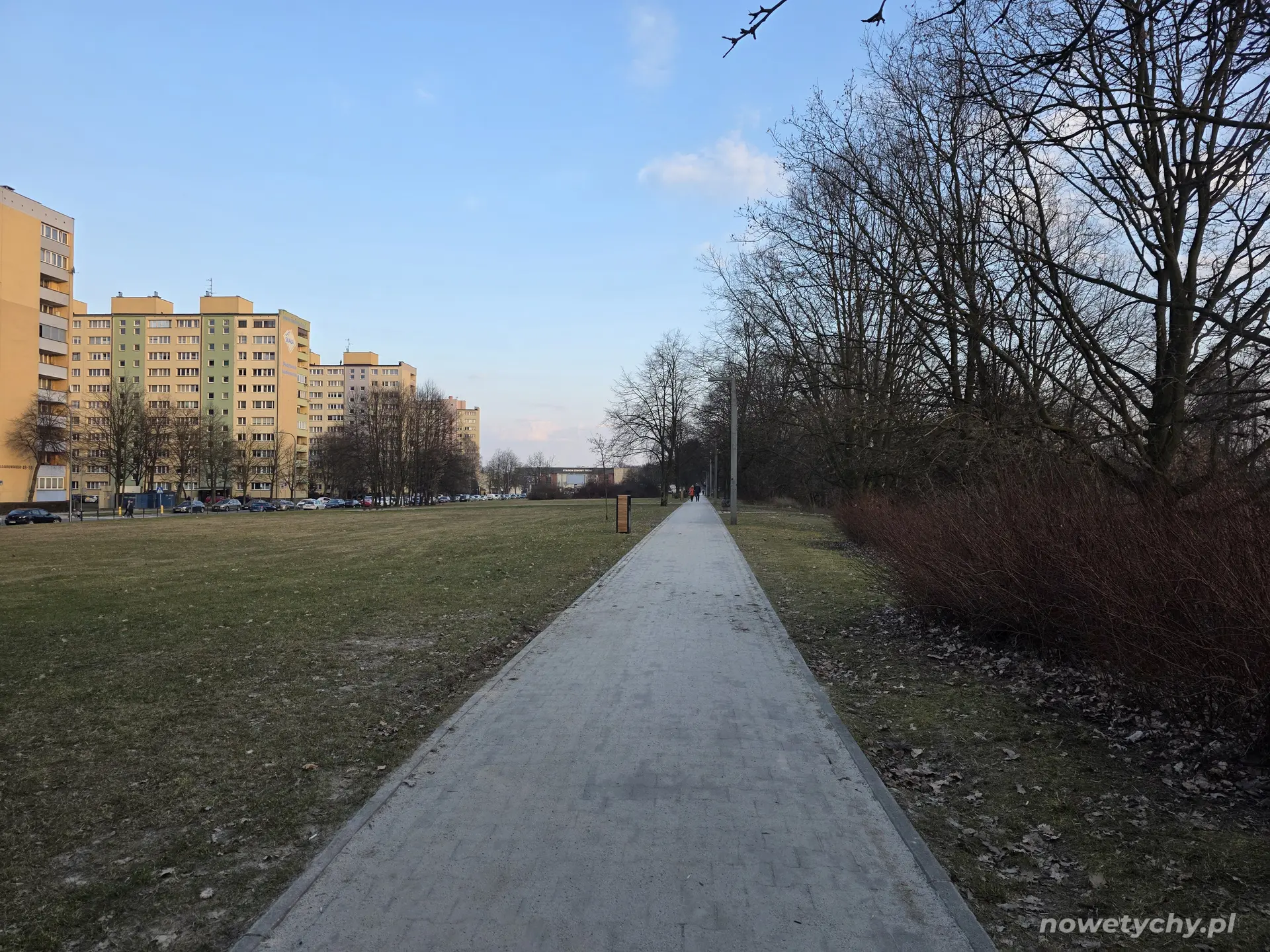 Gł&oacute;wna aleja skweru, po lewej osiedle D