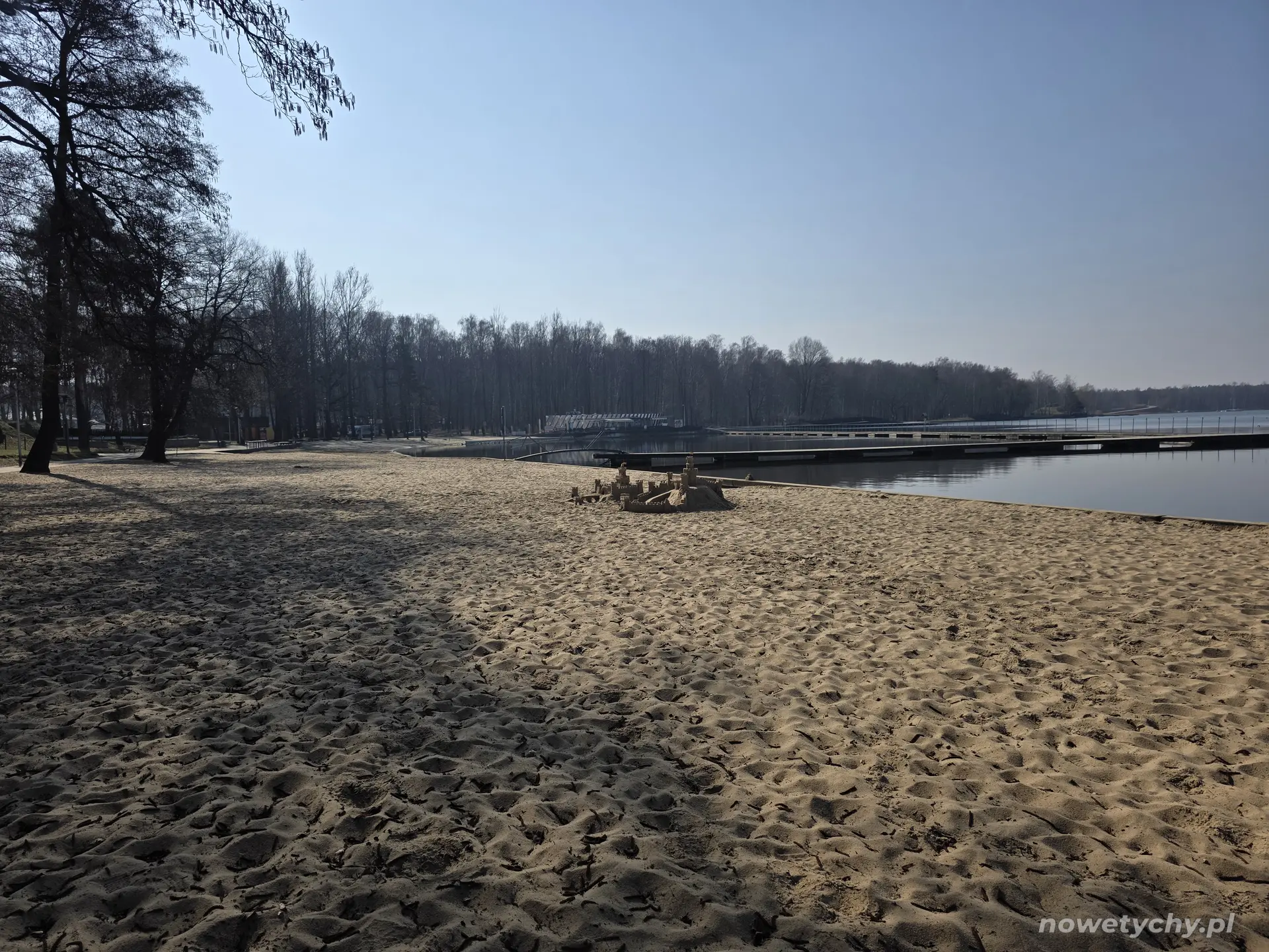 Widok na molo, na plaży zamki z piasku