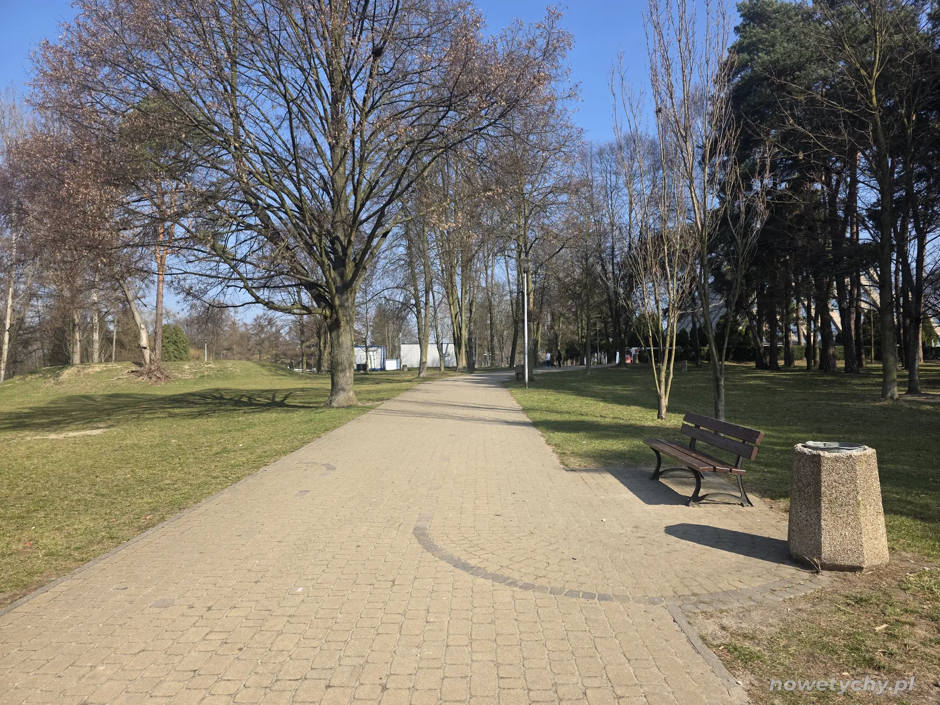 Widok w stronę lodowiska sezonowego